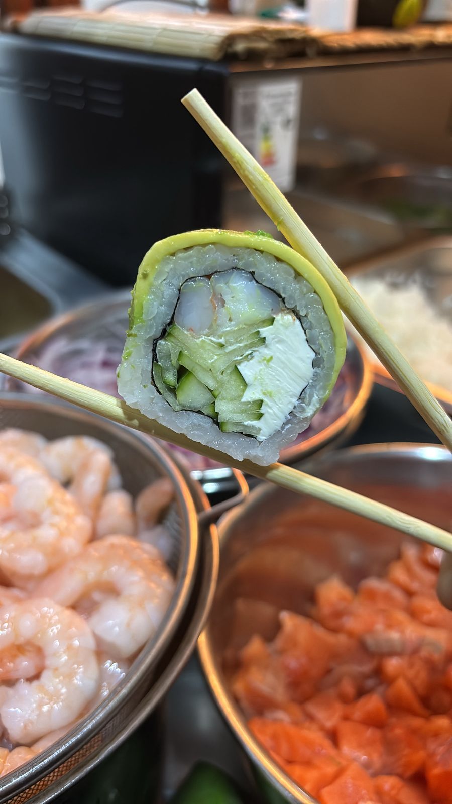Sushi roll envuelto en palta